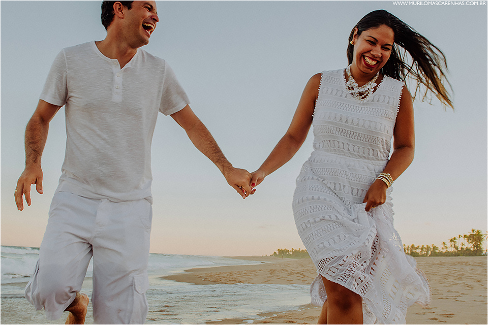 ensaio de casal em imbassai proximo a praia do forte e salvador na bahia, casal foi fotografado por murilo mascarenhas fotografo de casamento praia por do sol