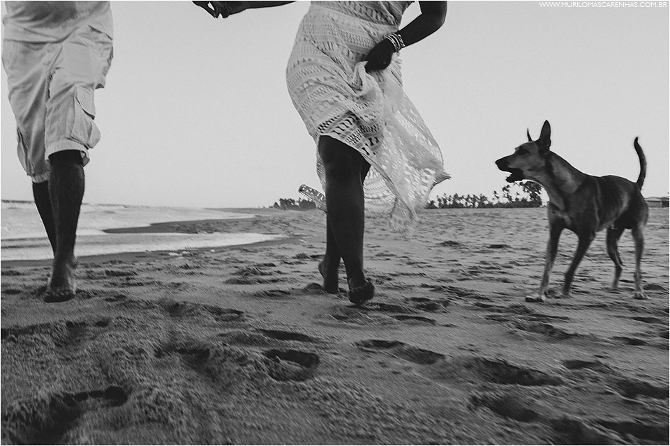 ensaio de casal em imbassai proximo a praia do forte e salvador na bahia, casal foi fotografado por murilo mascarenhas fotografo de casamento praia por do sol