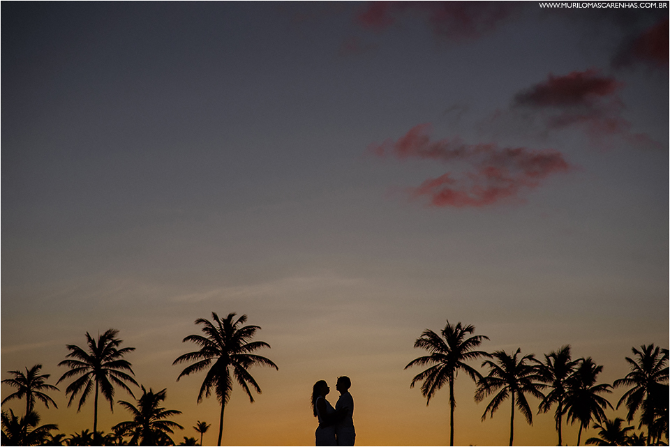 ensaio de casal em imbassai proximo a praia do forte e salvador na bahia, casal foi fotografado por murilo mascarenhas fotografo de casamento praia por do sol