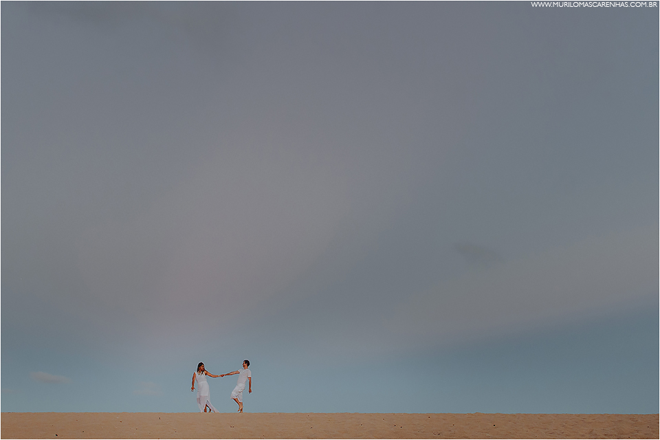 ensaio de casal em imbassai proximo a praia do forte e salvador na bahia, casal foi fotografado por murilo mascarenhas fotografo de casamento praia por do sol