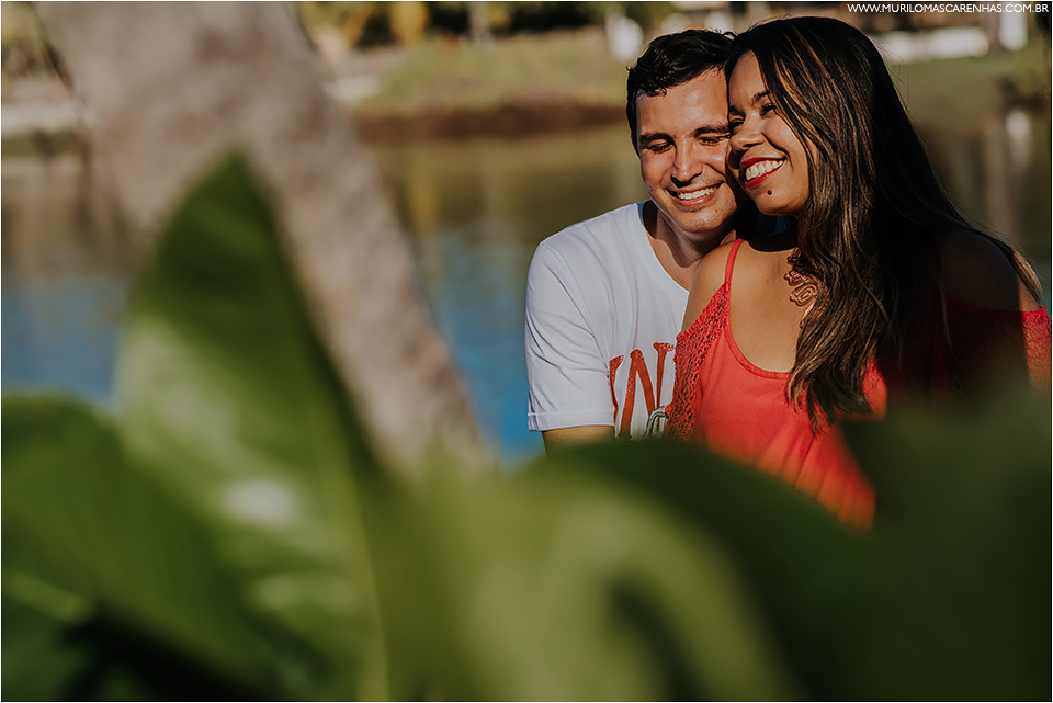 ensaio de casal em imbassai proximo a praia do forte e salvador na bahia, casal foi fotografado por murilo mascarenhas fotografo de casamento praia por do sol