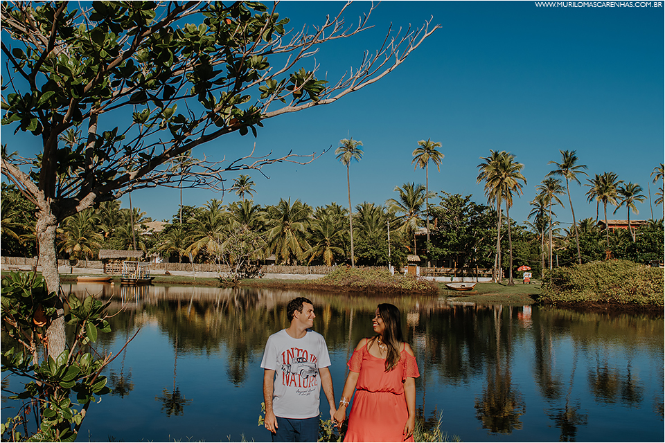 ensaio de casal em imbassai proximo a praia do forte e salvador na bahia, casal foi fotografado por murilo mascarenhas fotografo de casamento praia por do sol