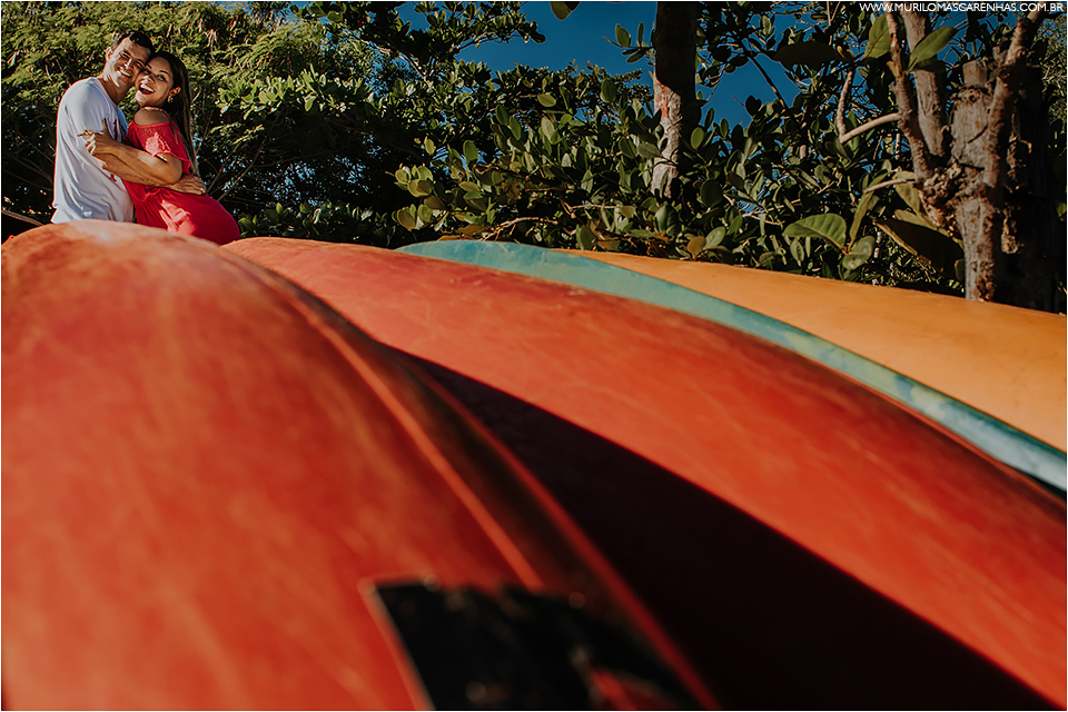 ensaio de casal em imbassai proximo a praia do forte e salvador na bahia, casal foi fotografado por murilo mascarenhas fotografo de casamento praia por do sol