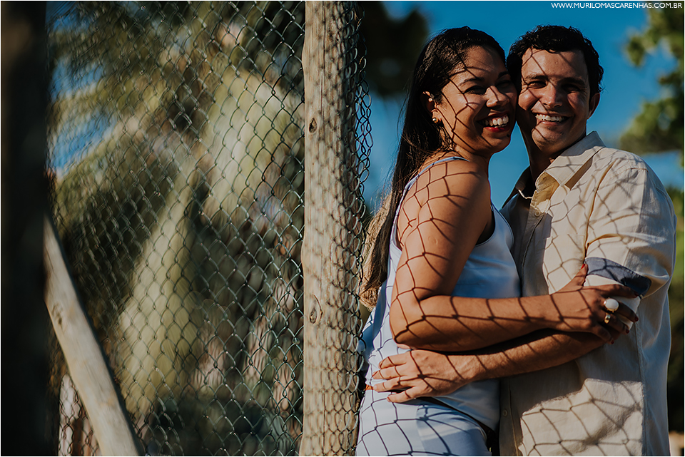 ensaio de casal em imbassai proximo a praia do forte e salvador na bahia, casal foi fotografado por murilo mascarenhas fotografo de casamento praia por do sol