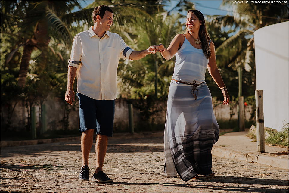 ensaio de casal em imbassai proximo a praia do forte e salvador na bahia, casal foi fotografado por murilo mascarenhas fotografo de casamento praia por do sol