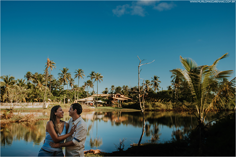 ensaio de casal em imbassai proximo a praia do forte e salvador na bahia, casal foi fotografado por murilo mascarenhas fotografo de casamento praia por do sol