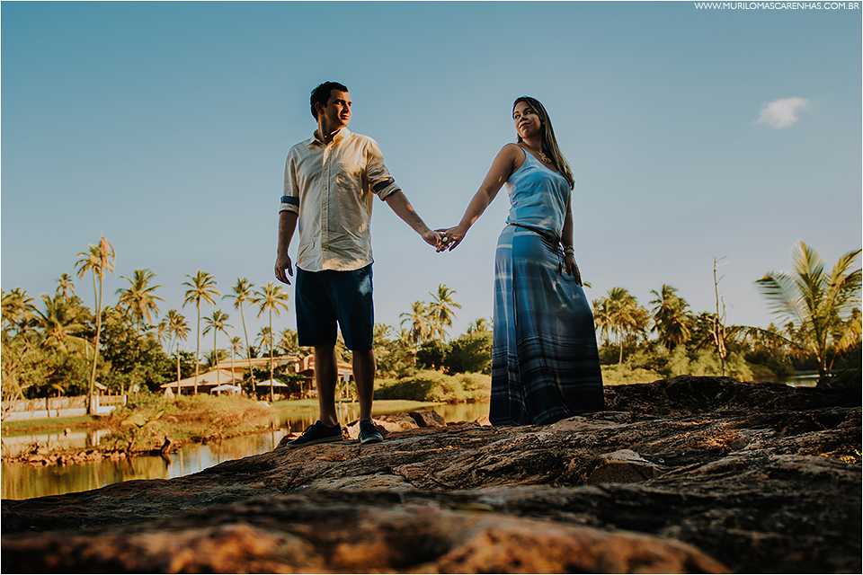 ensaio de casal em imbassai proximo a praia do forte e salvador na bahia, casal foi fotografado por murilo mascarenhas fotografo de casamento praia por do sol