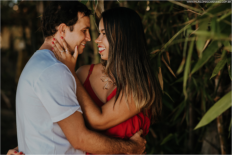 ensaio de casal em imbassai proximo a praia do forte e salvador na bahia, casal foi fotografado por murilo mascarenhas fotografo de casamento