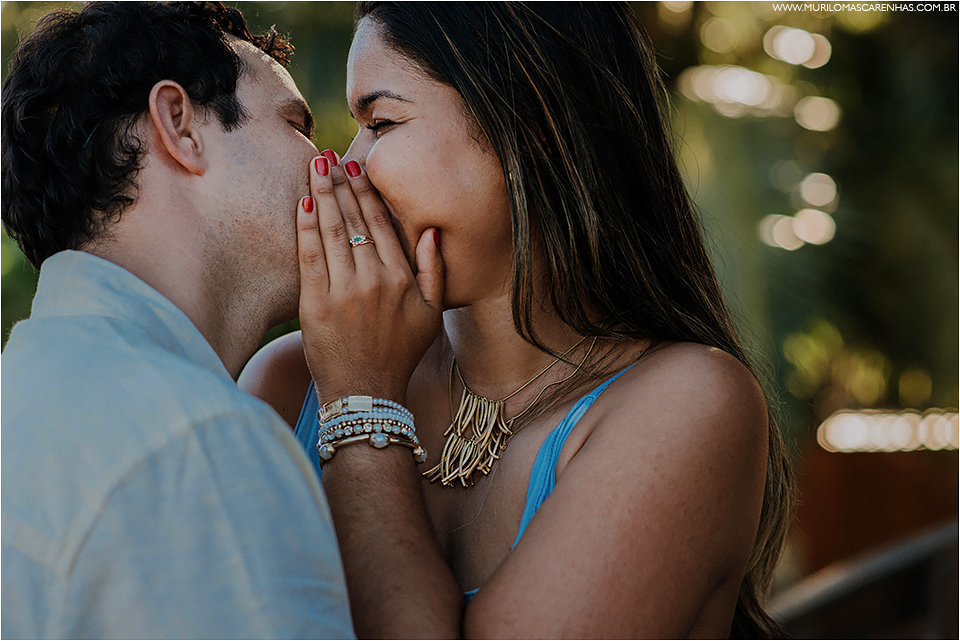 ensaio de casal em imbassai proximo a praia do forte e salvador na bahia, casal foi fotografado por murilo mascarenhas fotografo de casamento praia por do sol
