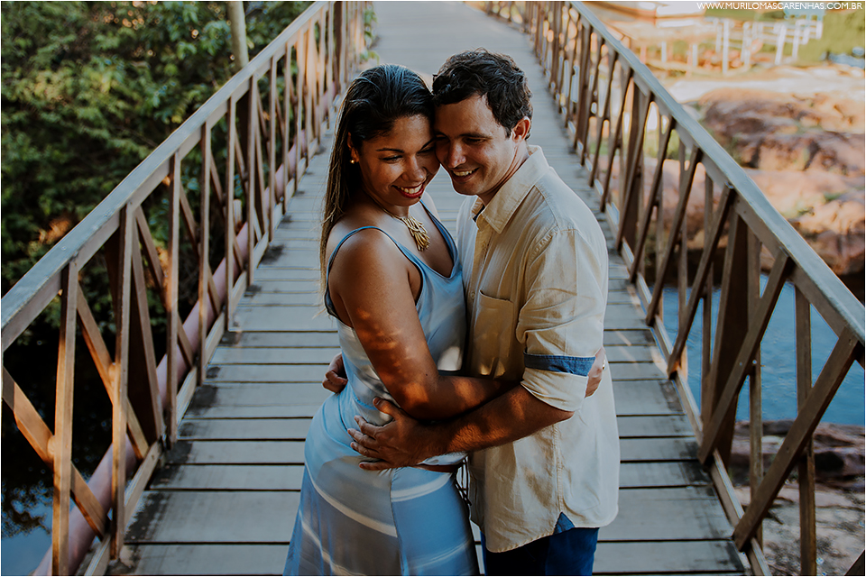 ensaio de casal em imbassai proximo a praia do forte e salvador na bahia, casal foi fotografado por murilo mascarenhas fotografo de casamento praia por do sol