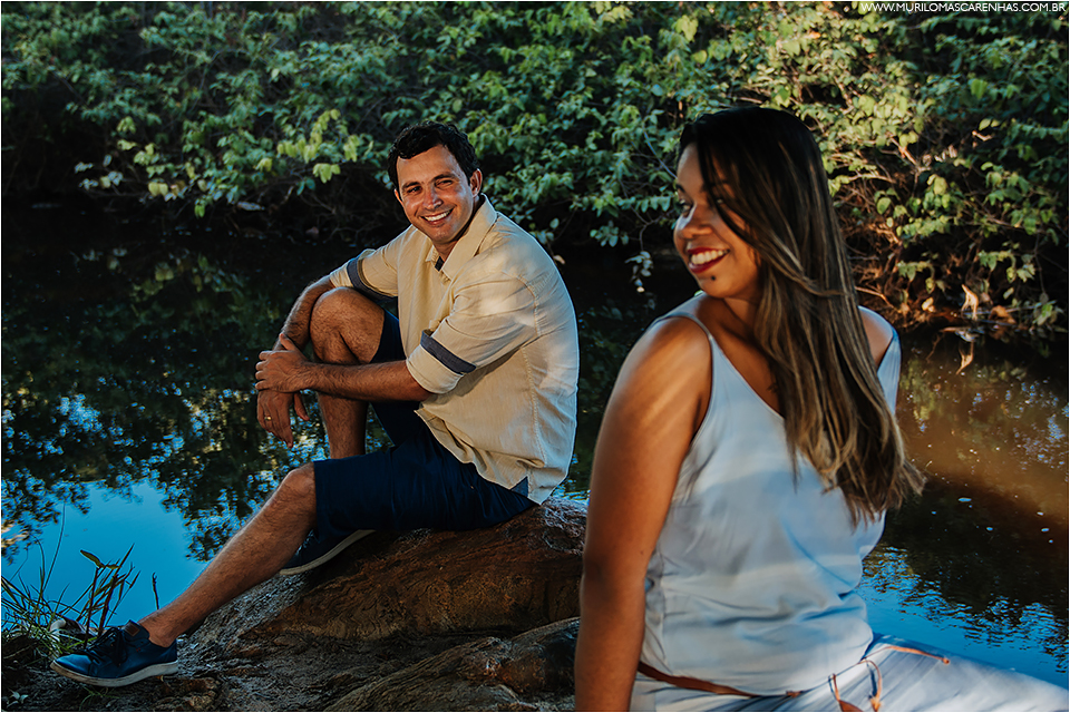 ensaio de casal em imbassai proximo a praia do forte e salvador na bahia, casal foi fotografado por murilo mascarenhas fotografo de casamento praia por do sol
