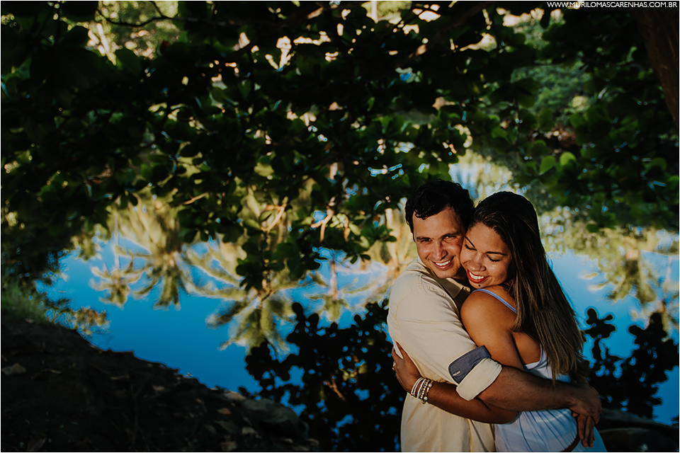 ensaio de casal em imbassai proximo a praia do forte e salvador na bahia, casal foi fotografado por murilo mascarenhas fotografo de casamento praia por do sol