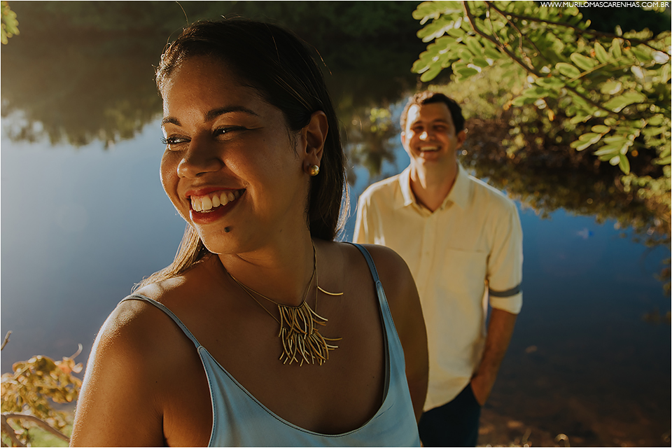 ensaio de casal em imbassai proximo a praia do forte e salvador na bahia, casal foi fotografado por murilo mascarenhas fotografo de casamento praia por do sol