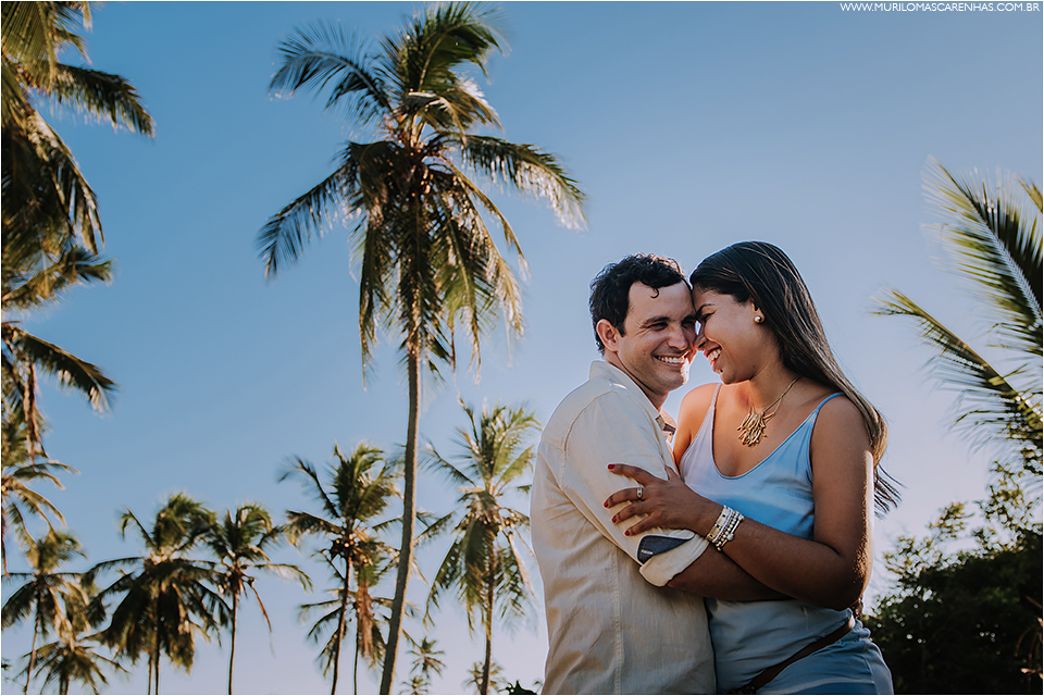 ensaio de casal em imbassai proximo a praia do forte e salvador na bahia, casal foi fotografado por murilo mascarenhas fotografo de casamento praia por do sol