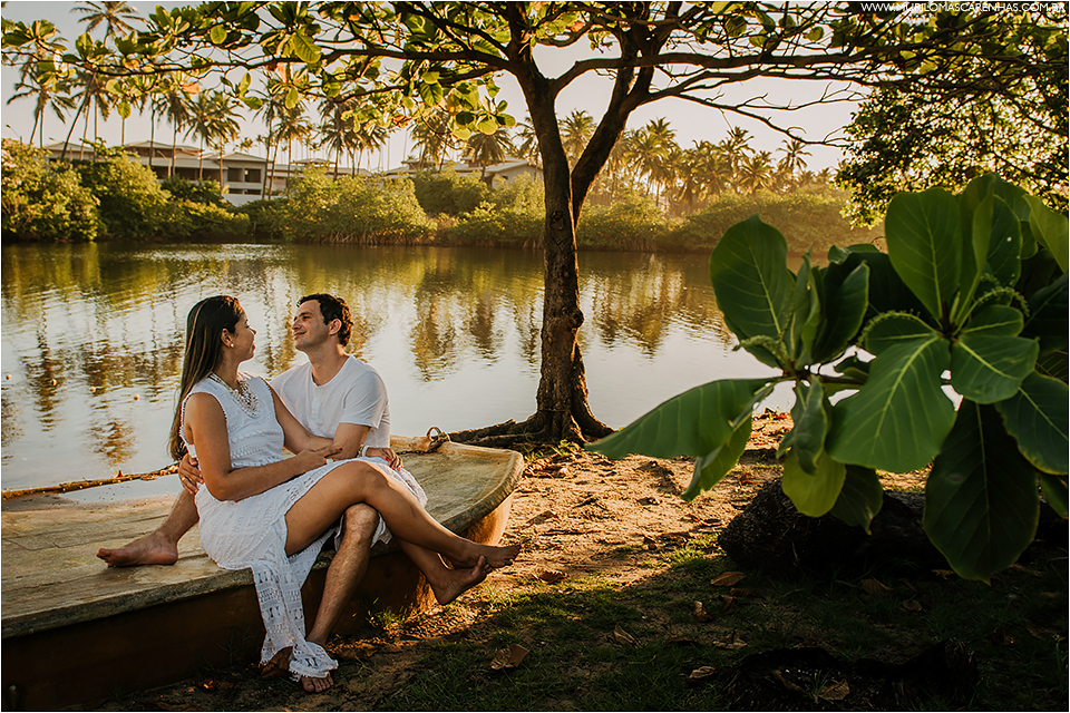 ensaio de casal em imbassai proximo a praia do forte e salvador na bahia, casal foi fotografado por murilo mascarenhas fotografo de casamento praia por do sol