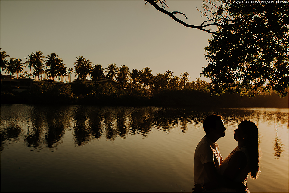 ensaio de casal em imbassai proximo a praia do forte e salvador na bahia, casal foi fotografado por murilo mascarenhas fotografo de casamento praia por do sol