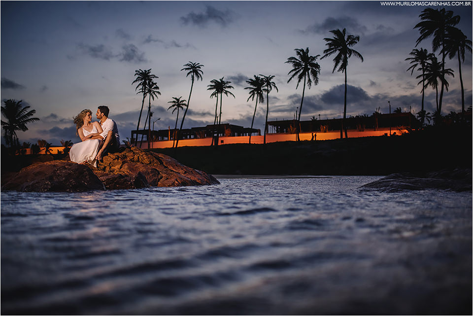 ensaio-de-casal-em-praia-do-forte-salvador-bahia-casal-catarinense-precasamento-prewedding-posando-na-beira-do-mar-paisagem-natural-fotografado-por-murilo-mascarenhas