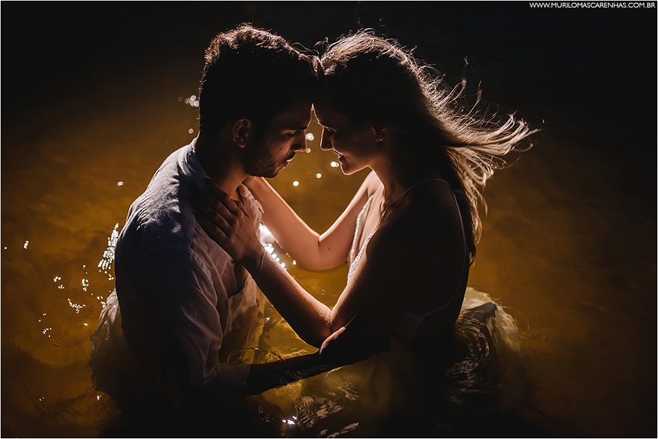 ensaio-de-casal-em-praia-do-forte-salvador-bahia-casal-catarinense-precasamento-prewedding-posando-na-beira-do-mar-paisagem-natural-fotografado-por-murilo-mascarenhas