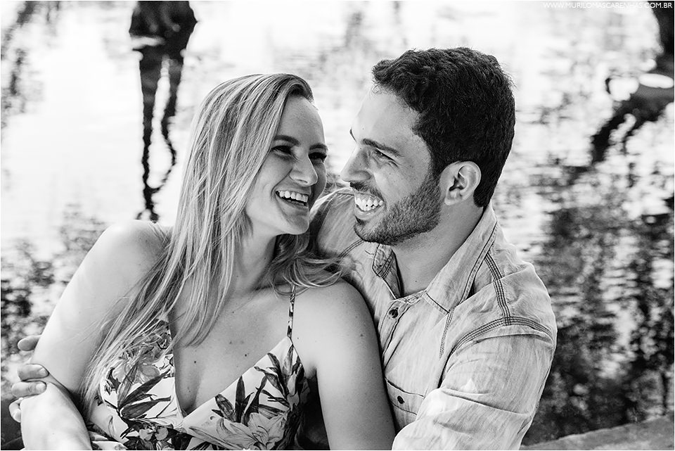 ensaio-de-casal-em-praia-do-forte-salvador-bahia-casal-catarinense-precasamento-prewedding-posando-na-beira-do-mar-paisagem-natural-fotografado-por-murilo-mascarenhas