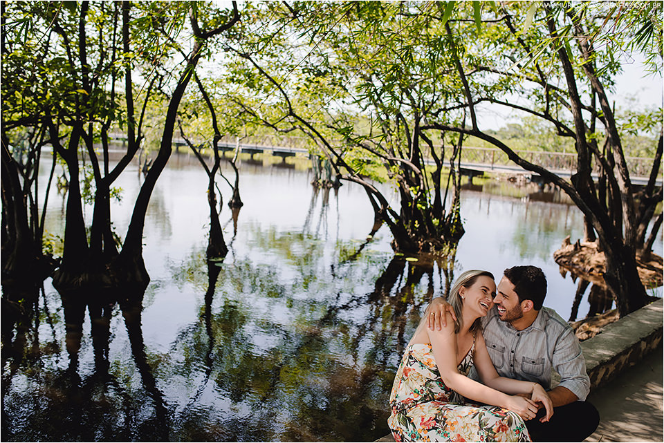 ensaio-de-casal-em-praia-do-forte-salvador-bahia-casal-catarinense-precasamento-prewedding-posando-na-beira-do-mar-paisagem-natural-fotografado-por-murilo-mascarenhas