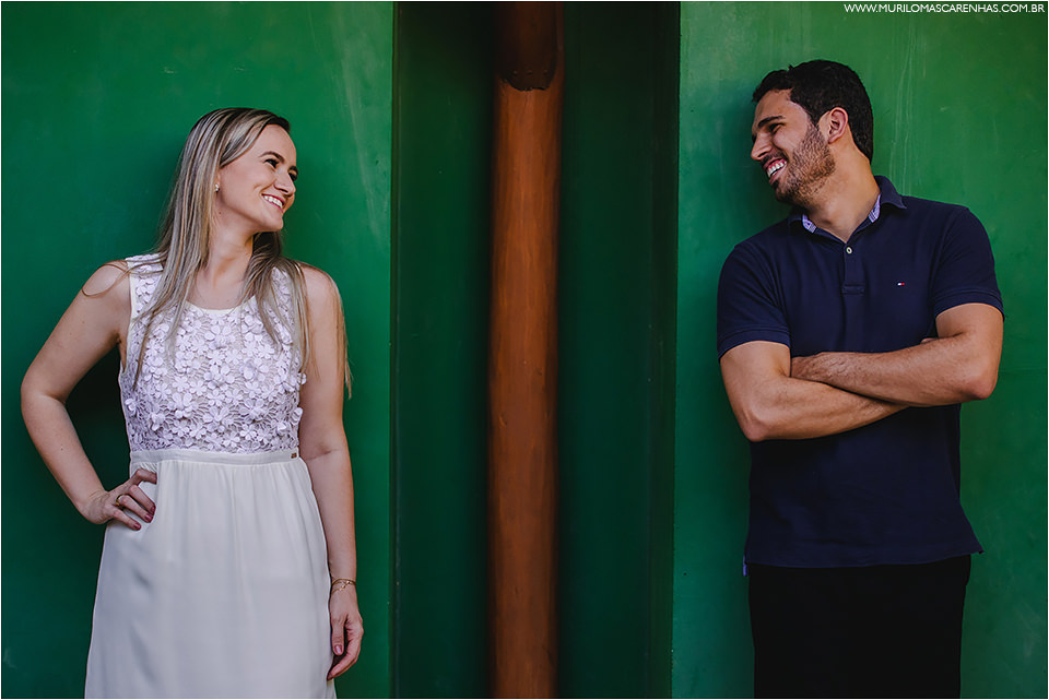 ensaio-de-casal-em-praia-do-forte-salvador-bahia-casal-catarinense-precasamento-prewedding-posando-na-beira-do-mar-paisagem-natural-fotografado-por-murilo-mascarenhas