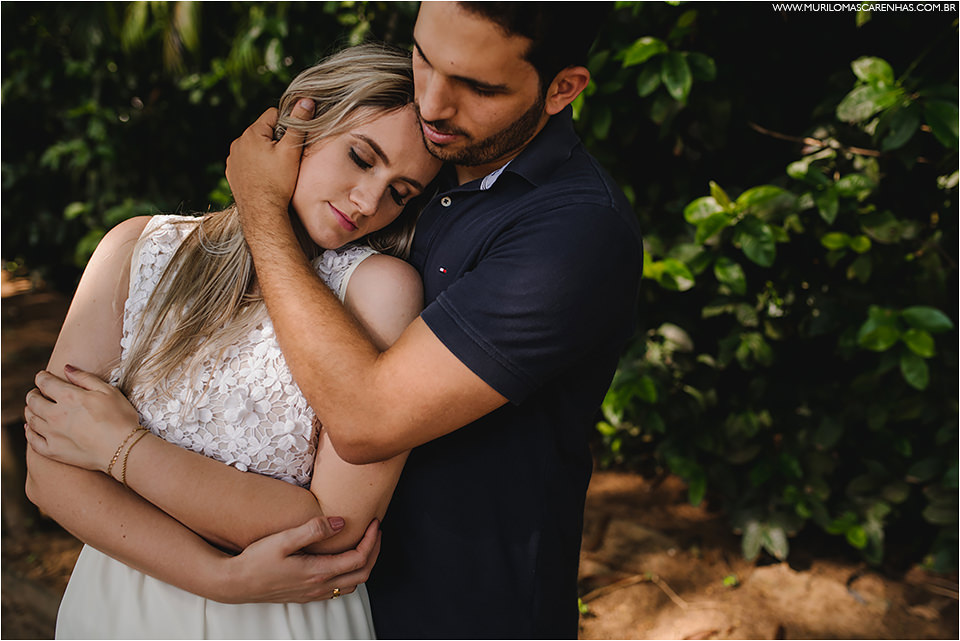 ensaio-de-casal-em-praia-do-forte-salvador-bahia-casal-catarinense-precasamento-prewedding-posando-na-beira-do-mar-paisagem-natural-fotografado-por-murilo-mascarenhas