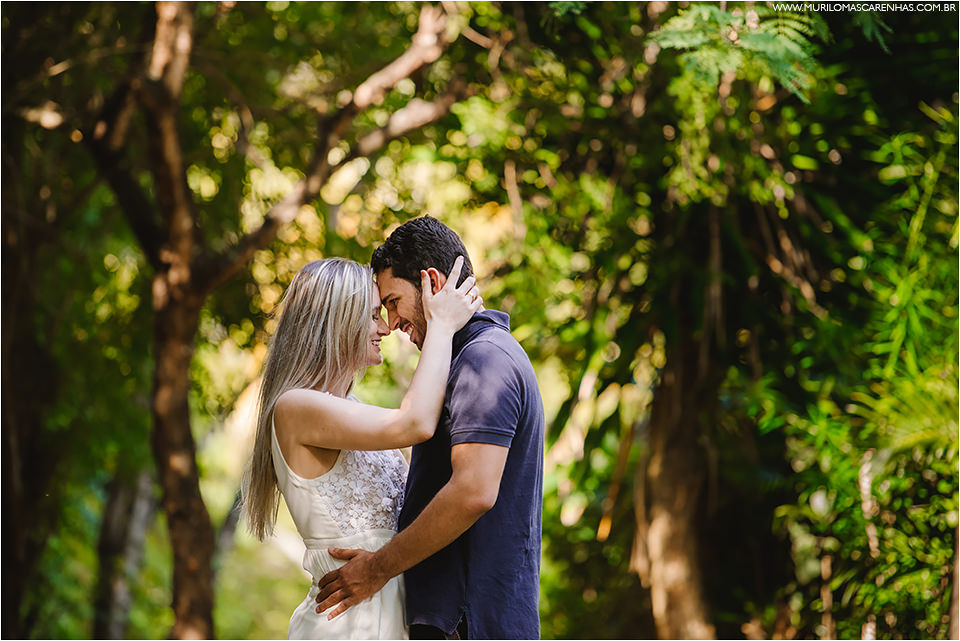 ensaio-de-casal-em-praia-do-forte-salvador-bahia-casal-catarinense-precasamento-prewedding-posando-na-beira-do-mar-paisagem-natural-fotografado-por-murilo-mascarenhas