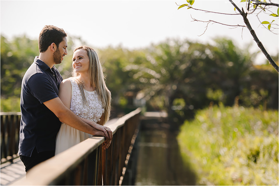 ensaio-de-casal-em-praia-do-forte-salvador-bahia-casal-catarinense-precasamento-prewedding-posando-na-beira-do-mar-paisagem-natural-fotografado-por-murilo-mascarenhas