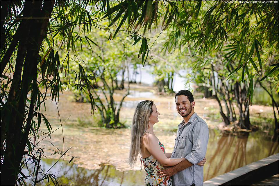 ensaio-de-casal-em-praia-do-forte-salvador-bahia-casal-catarinense-precasamento-prewedding-posando-na-beira-do-mar-paisagem-natural-fotografado-por-murilo-mascarenhas