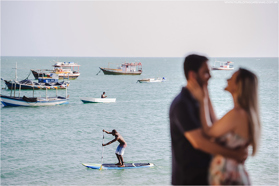 ensaio-de-casal-em-praia-do-forte-salvador-bahia-casal-catarinense-precasamento-prewedding-posando-na-beira-do-mar-paisagem-natural-fotografado-por-murilo-mascarenhas