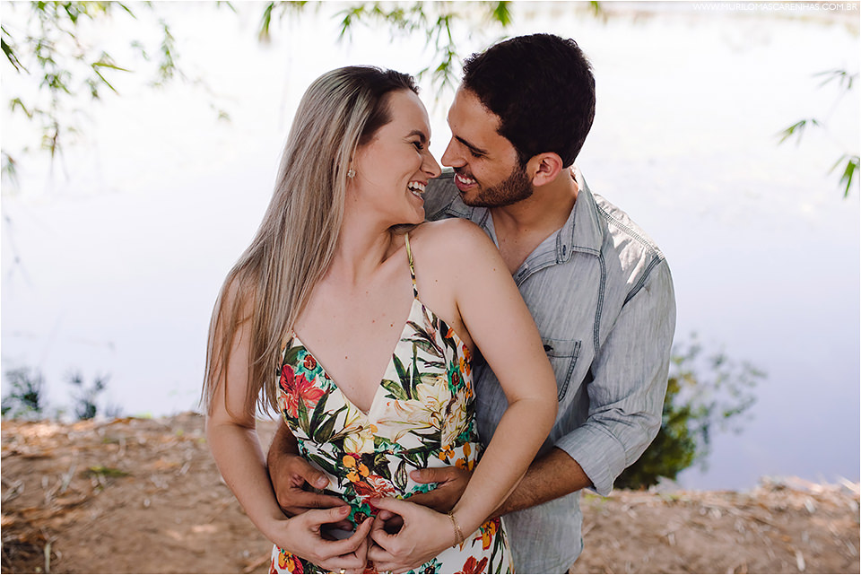 ensaio-de-casal-em-praia-do-forte-salvador-bahia-casal-catarinense-precasamento-prewedding-posando-na-beira-do-mar-paisagem-natural-fotografado-por-murilo-mascarenhas