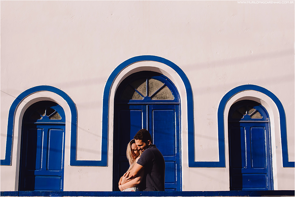 ensaio-de-casal-em-praia-do-forte-salvador-bahia-casal-catarinense-precasamento-prewedding-posando-na-beira-do-mar-paisagem-natural-fotografado-por-murilo-mascarenhas