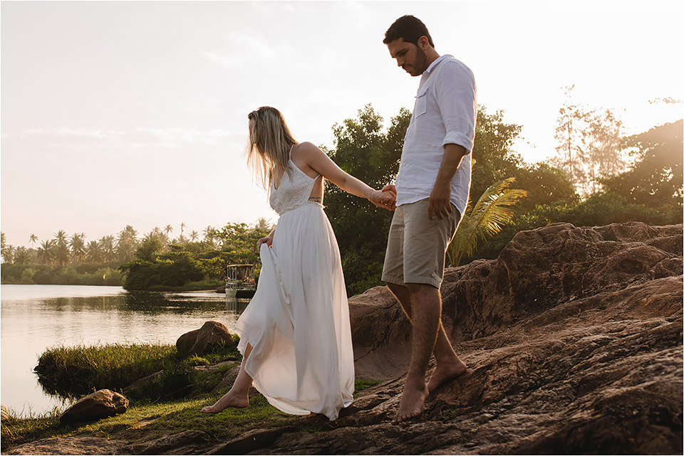 ensaio-de-casal-em-praia-do-forte-salvador-bahia-casal-catarinense-precasamento-prewedding-posando-na-beira-do-mar-paisagem-natural-fotografado-por-murilo-mascarenhas