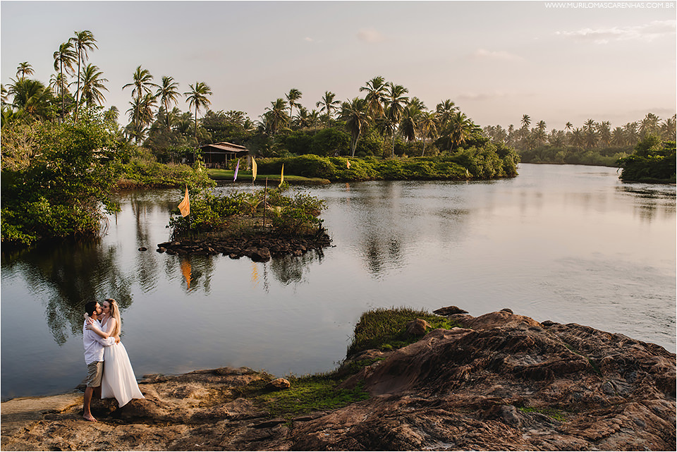 ensaio-de-casal-em-praia-do-forte-salvador-bahia-casal-catarinense-precasamento-prewedding-posando-na-beira-do-mar-paisagem-natural-fotografado-por-murilo-mascarenhas