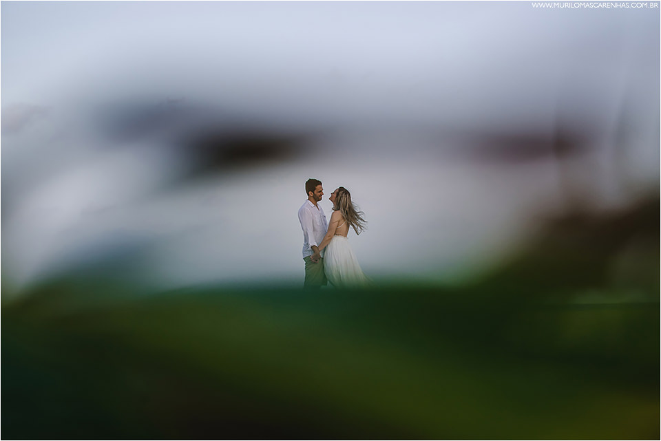 ensaio-de-casal-em-praia-do-forte-salvador-bahia-casal-catarinense-precasamento-prewedding-posando-na-beira-do-mar-paisagem-natural-fotografado-por-murilo-mascarenhas