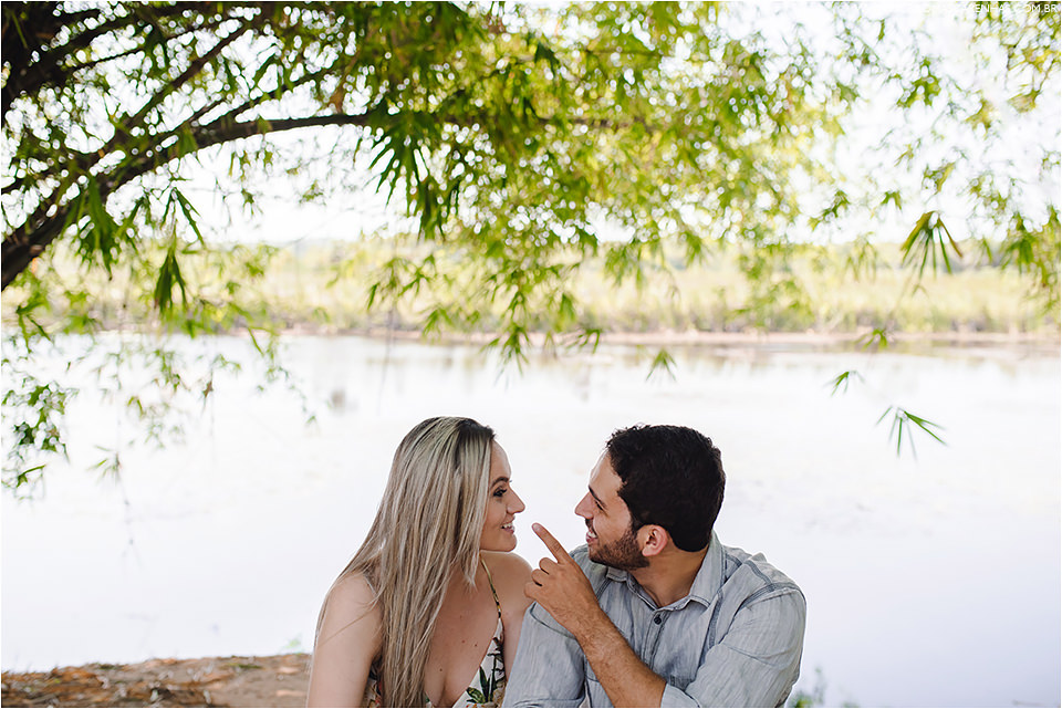 ensaio-de-casal-em-praia-do-forte-salvador-bahia-casal-catarinense-precasamento-prewedding-posando-na-beira-do-mar-paisagem-natural-fotografado-por-murilo-mascarenhas