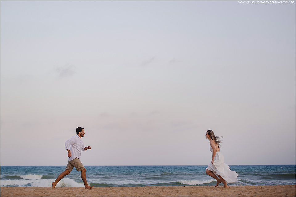 ensaio-de-casal-em-praia-do-forte-salvador-bahia-casal-catarinense-precasamento-prewedding-posando-na-beira-do-mar-paisagem-natural-fotografado-por-murilo-mascarenhas