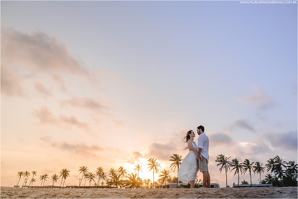ensaio-de-casal-em-praia-do-forte-salvador-bahia-casal-catarinense-precasamento-prewedding-posando-na-beira-do-mar-paisagem-natural-fotografado-por-murilo-mascarenhas