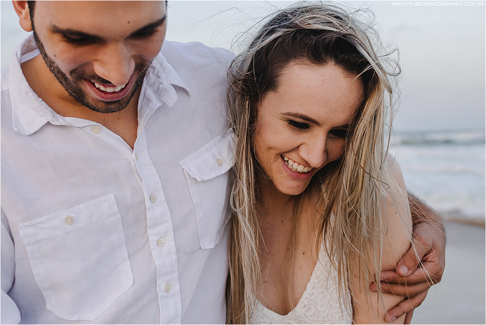 ensaio-de-casal-em-praia-do-forte-salvador-bahia-casal-catarinense-precasamento-prewedding-posando-na-beira-do-mar-paisagem-natural-fotografado-por-murilo-mascarenhas