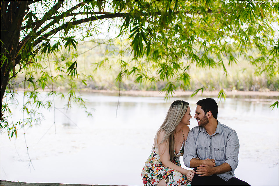 ensaio-de-casal-em-praia-do-forte-salvador-bahia-casal-catarinense-precasamento-prewedding-posando-na-beira-do-mar-paisagem-natural-fotografado-por-murilo-mascarenhas