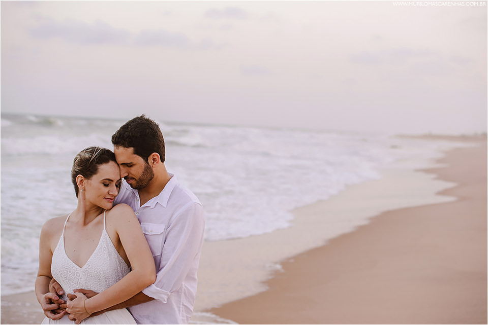 ensaio-de-casal-em-praia-do-forte-salvador-bahia-casal-catarinense-precasamento-prewedding-posando-na-beira-do-mar-paisagem-natural-fotografado-por-murilo-mascarenhas