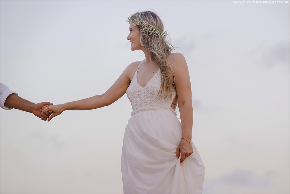 ensaio-de-casal-em-praia-do-forte-salvador-bahia-casal-catarinense-precasamento-prewedding-posando-na-beira-do-mar-paisagem-natural-fotografado-por-murilo-mascarenhas