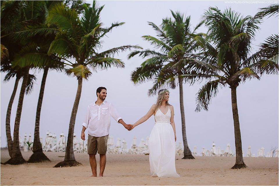 ensaio-de-casal-em-praia-do-forte-salvador-bahia-casal-catarinense-precasamento-prewedding-posando-na-beira-do-mar-paisagem-natural-fotografado-por-murilo-mascarenhas
