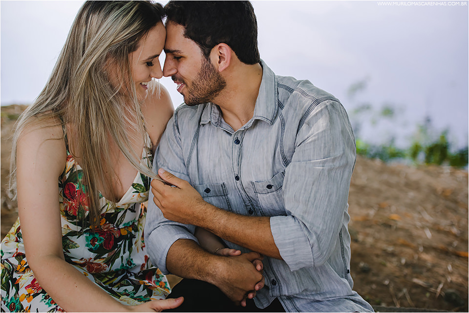 ensaio-de-casal-em-praia-do-forte-salvador-bahia-casal-catarinense-precasamento-prewedding-posando-na-beira-do-mar-paisagem-natural-fotografado-por-murilo-mascarenhas