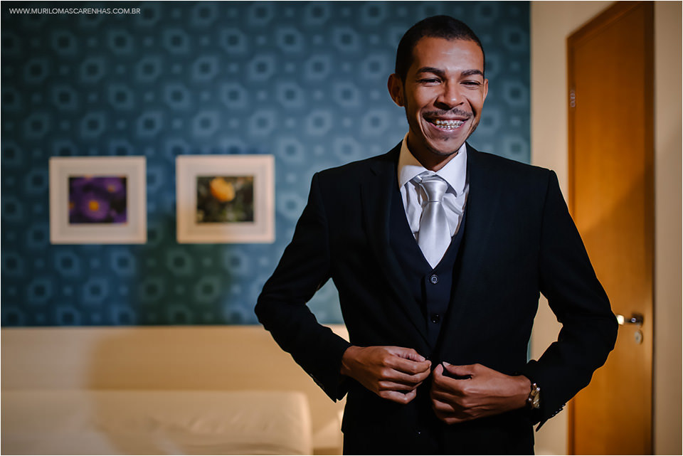 foto do noivo pronto com um belo terno