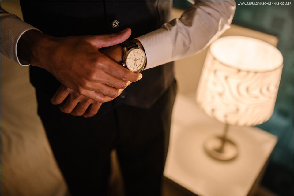 noivo ficando pronto em seu casamento