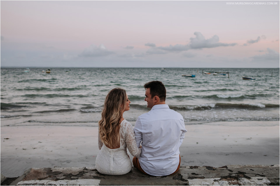 lucas e fernanda na praia vendo o por do sol ao entardecer na bahia ferias morro de sao paulo e salvador