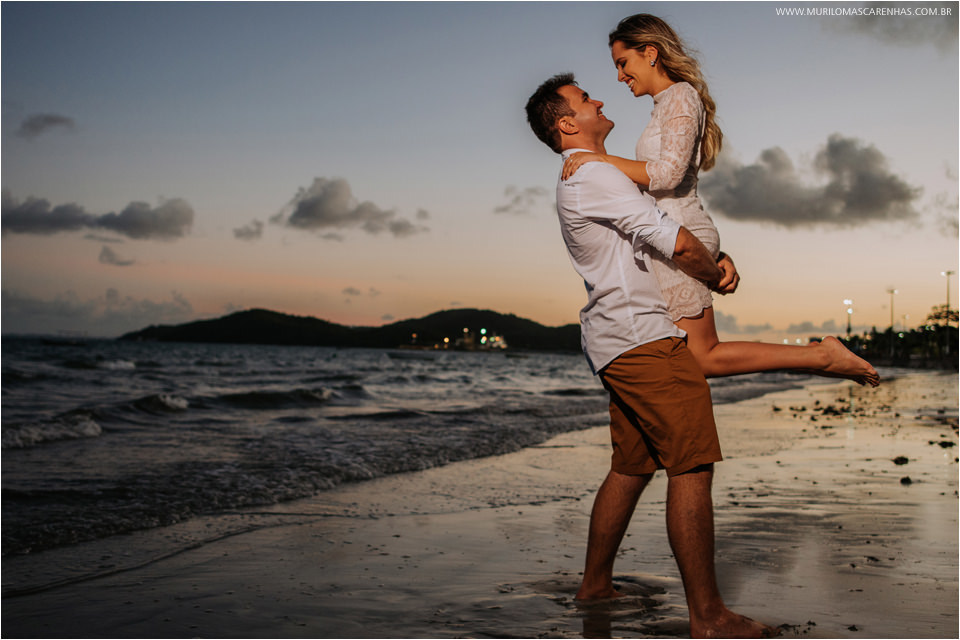 lucas e fernanda na praia vendo o por do sol ao entardecer na bahia ferias morro de sao paulo e salvador