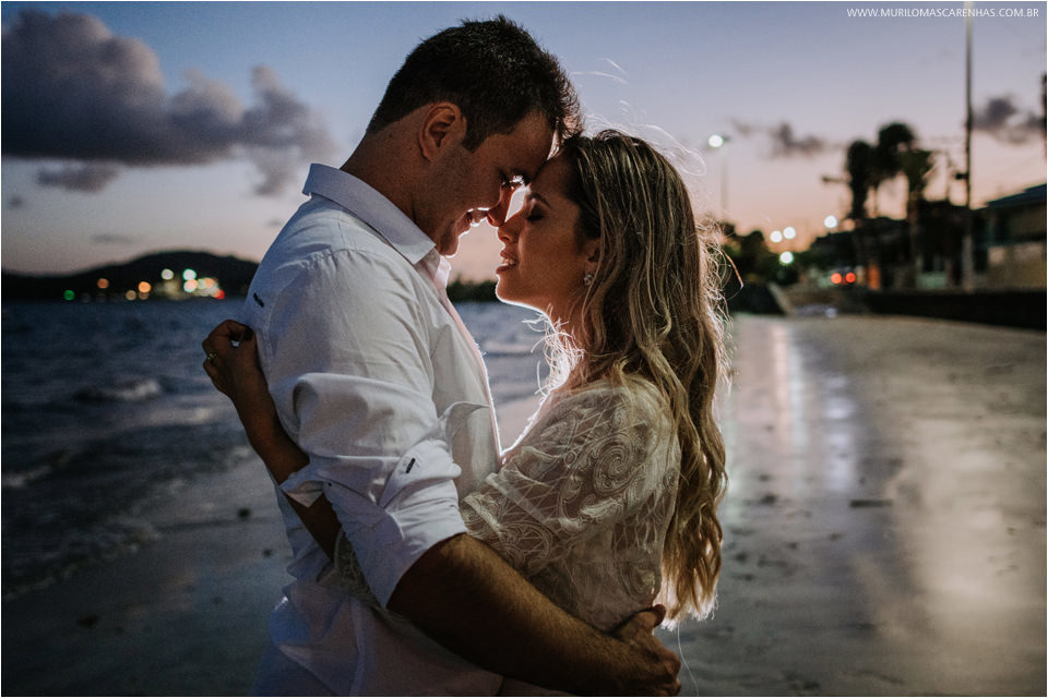 lucas e fernanda na praia vendo o por do sol ao entardecer na bahia ferias morro de sao paulo e salvador