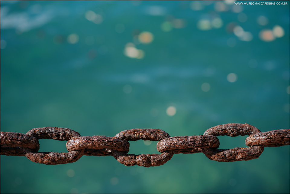 correntes enferrujadas e mar